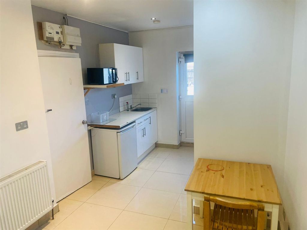 Property photo 3 of 5 Private Kitchen..