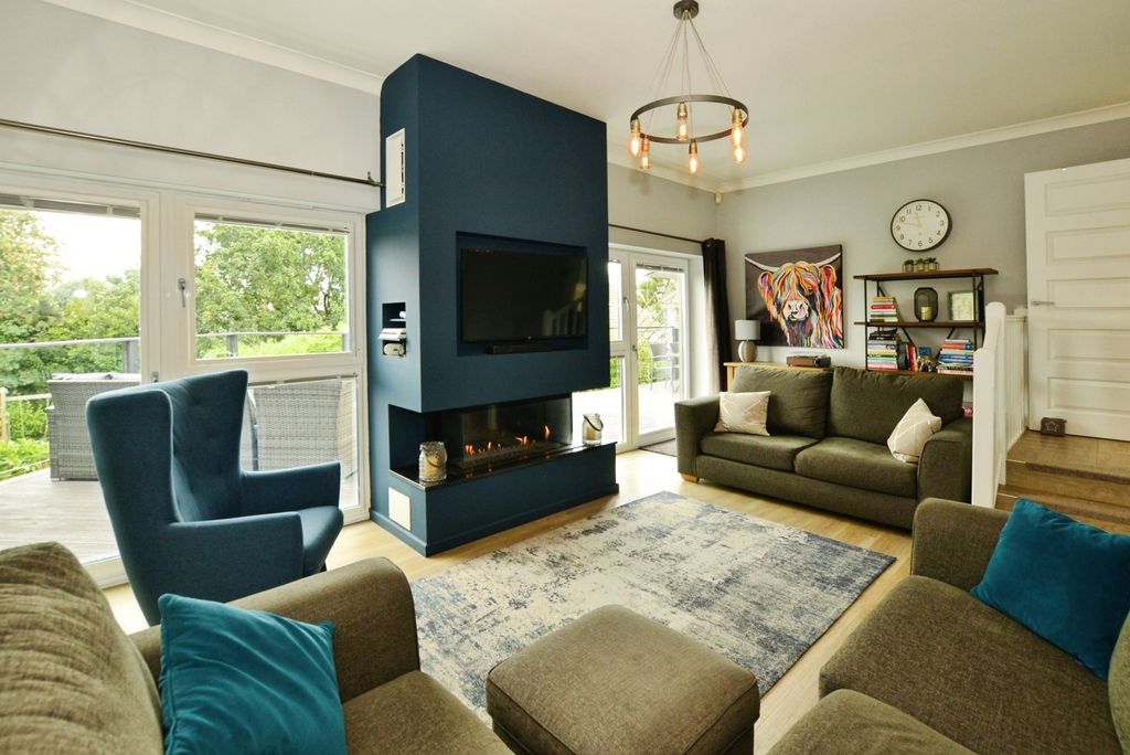 Property photo 1 of 17 Living Room