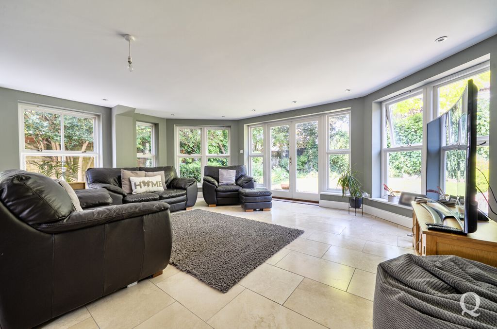 Property photo 3 of 27 743c3075-89E6-4Ef...