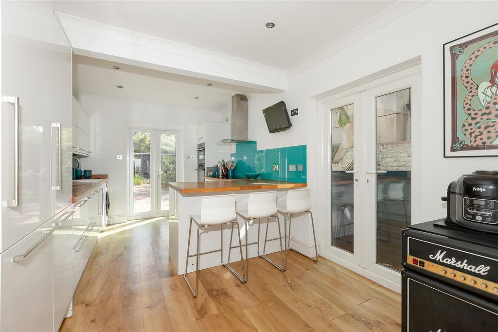 Property photo 2 of 18 Woodlea Rd_15.Jpg