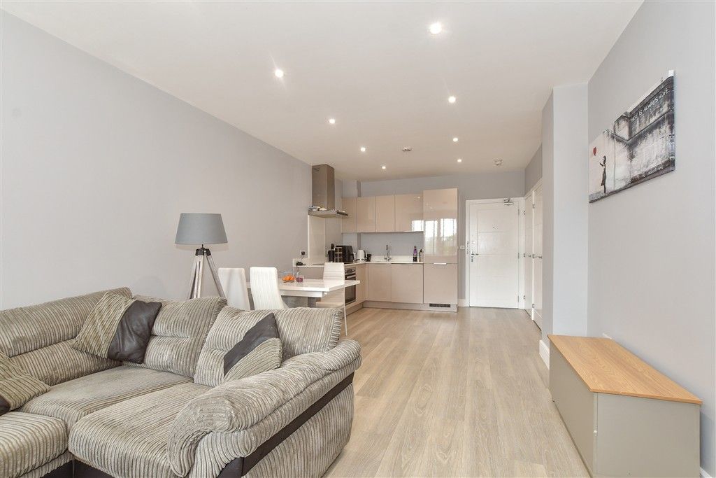 Property photo 2 of 7 Lounge/Kitchen