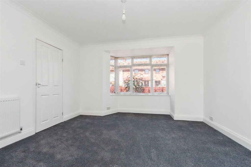 Property photo 2 of 13 Grimston Road Ss14 06