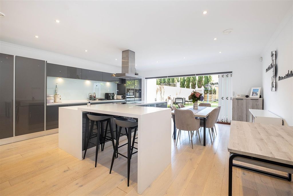 Property photo 2 of 32 5-Royal-Thames-Place- (18).Jpg