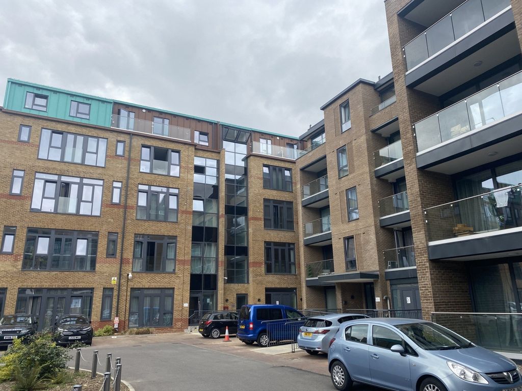 Property photo 1 of 2 2nd Floor Studio Flat With Allocated Parking Space , Part Furnished Flat  Weston Court 4 Brindley Close Uxbridge Ub8 2Uf  Rent Â£1300 Pcm