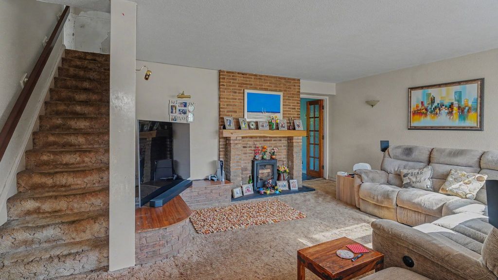 Property photo 2 of 25