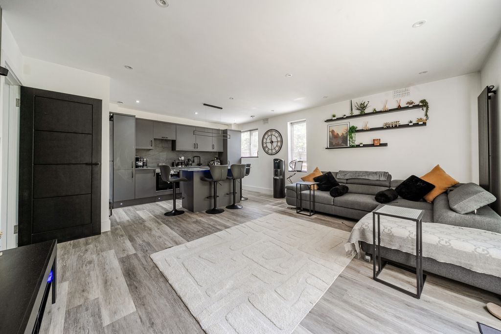 Property photo 1 of 17 1483050-9-6A3Bbcc...