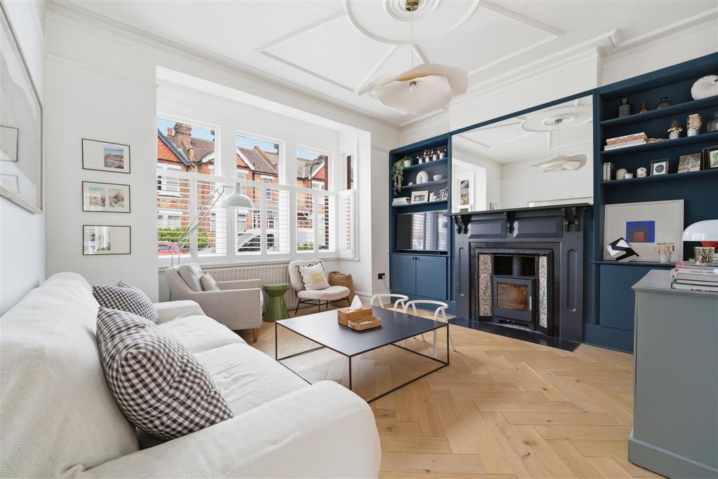 Property photo 2 of 26 77 Cowper Recp.Jpg