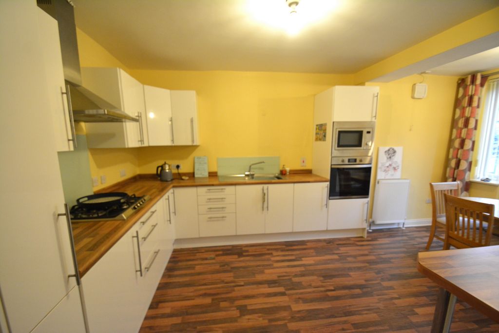 Property photo 3 of 12 Kitchen