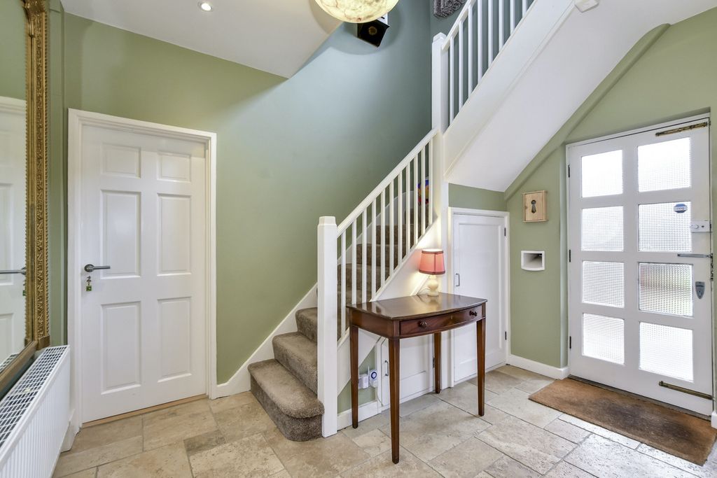 Property photo 2 of 33