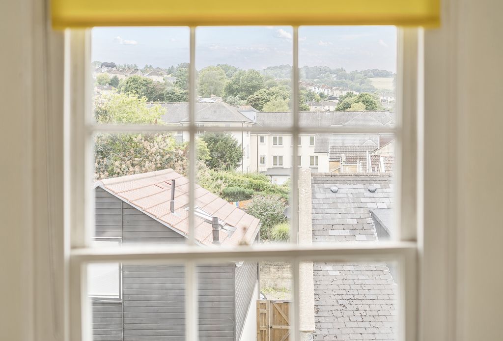 Property photo 3 of 11 1333971-3-689394B...