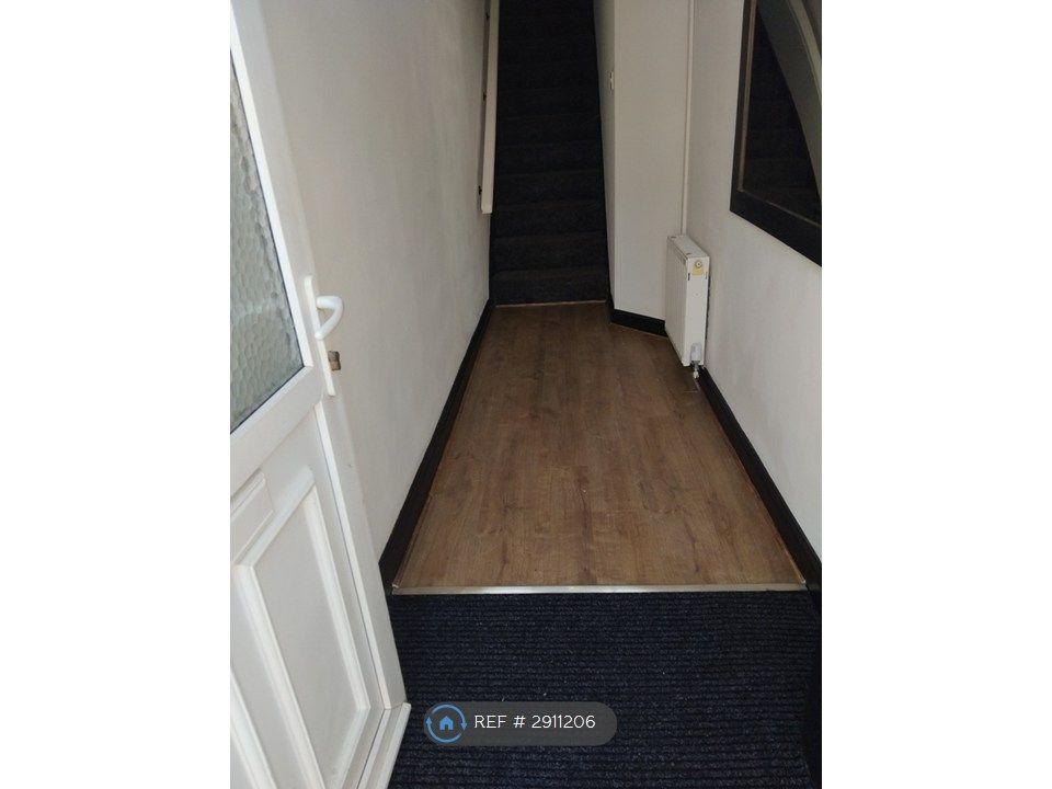 Property photo 2 of 11 Hallway