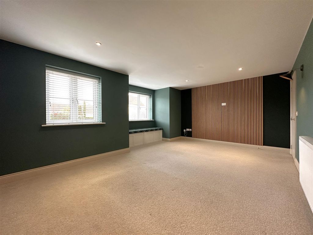 Property photo 2 of 23 Spacious Living Room 783