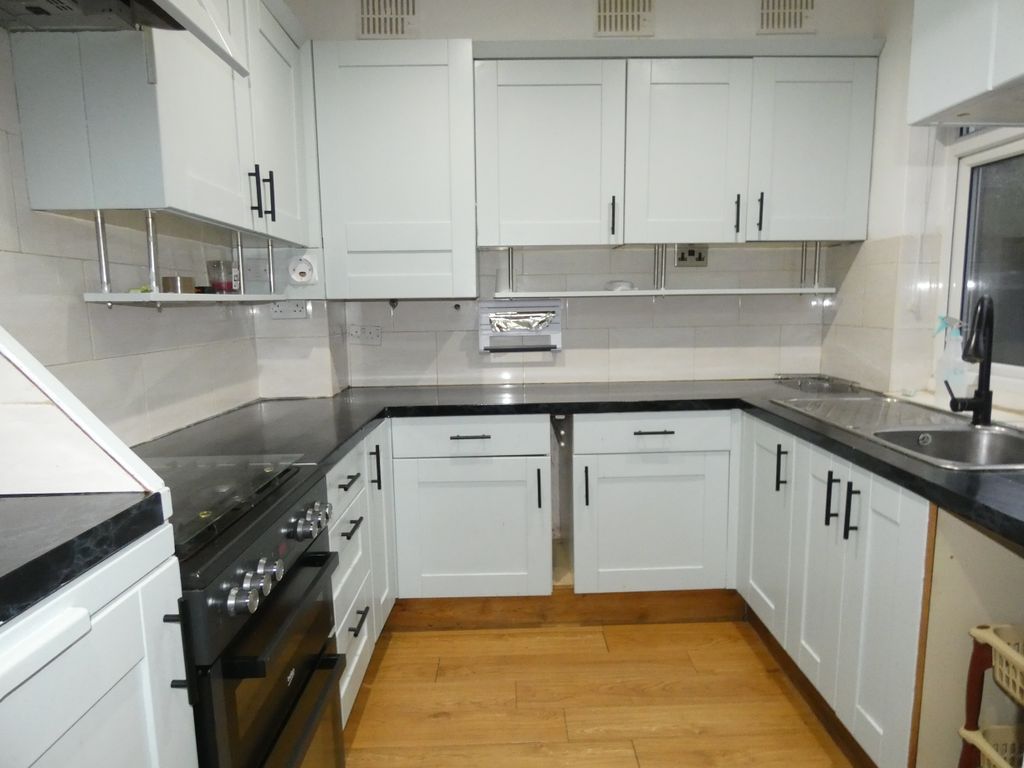 Property photo 3 of 16 Kitchen