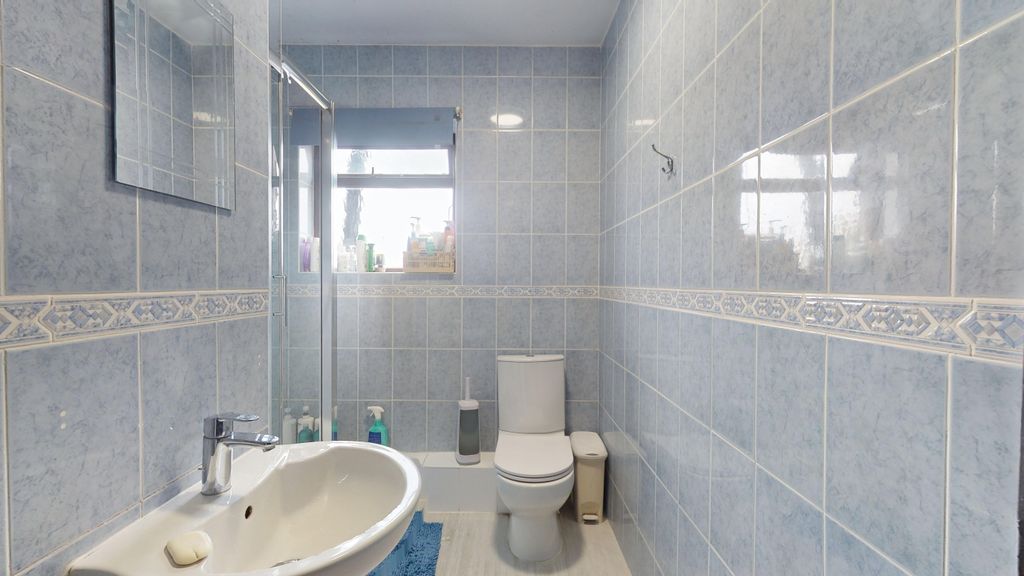 Property photo 3 of 9 Communal Bathroom