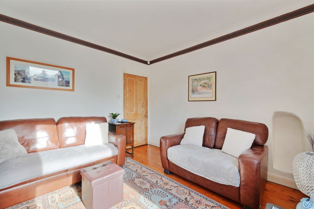 Property photo 3 of 31 Lounge