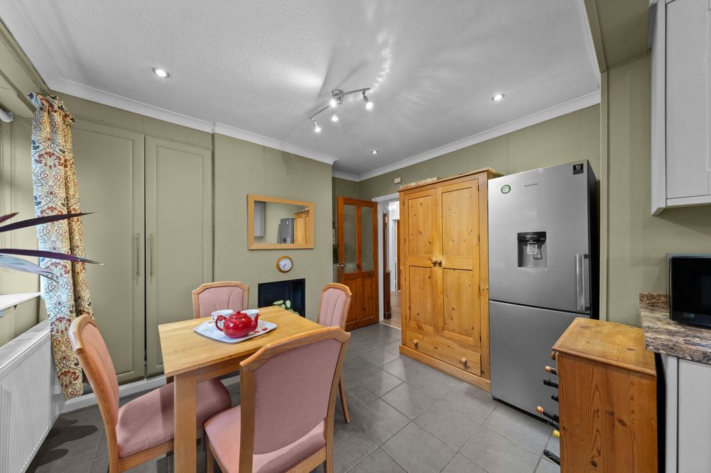 Property photo 2 of 25