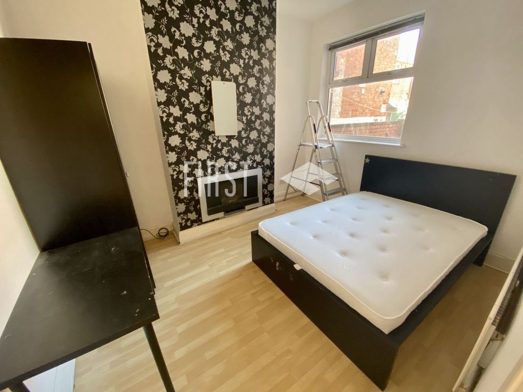 Property photo 2 of 9 Bedroom