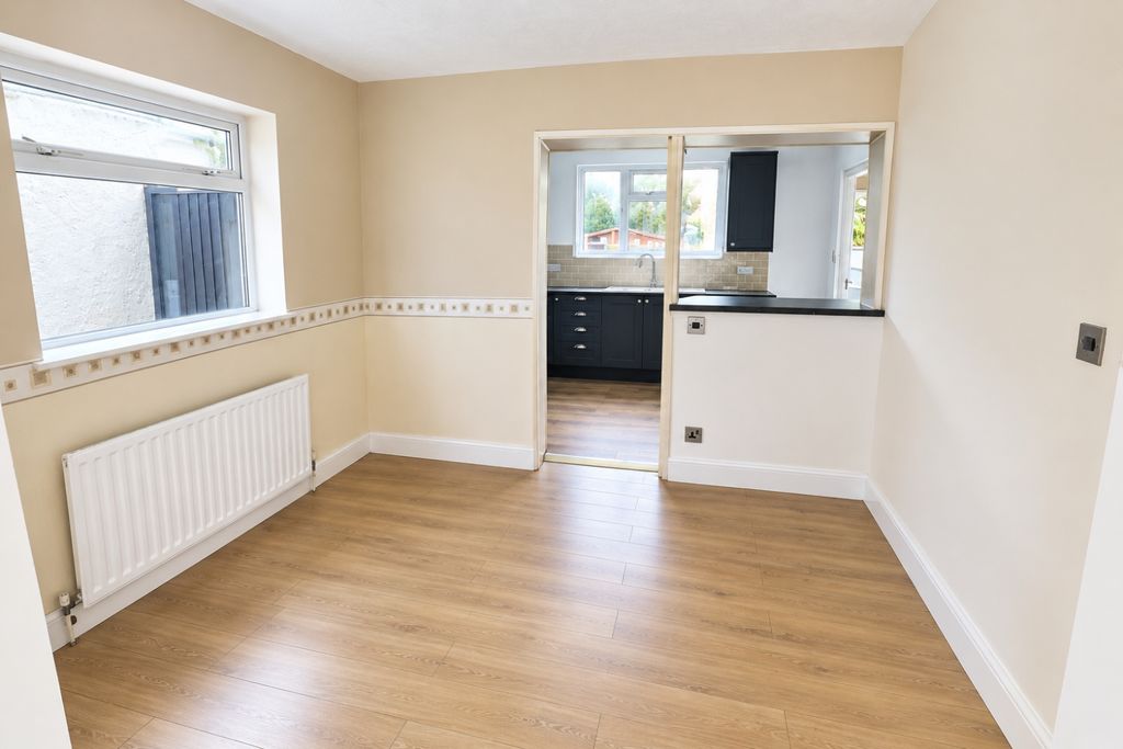 Property photo 3 of 11 Dining