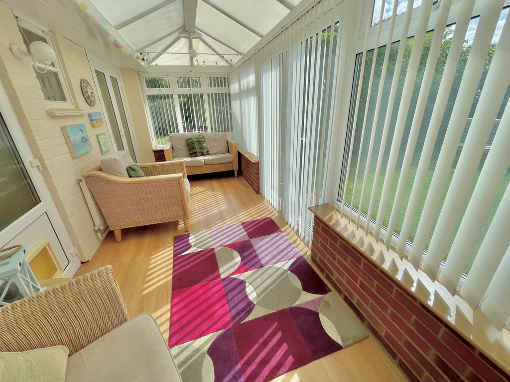 Property photo 2 of 21 En Passant Conservatory 25