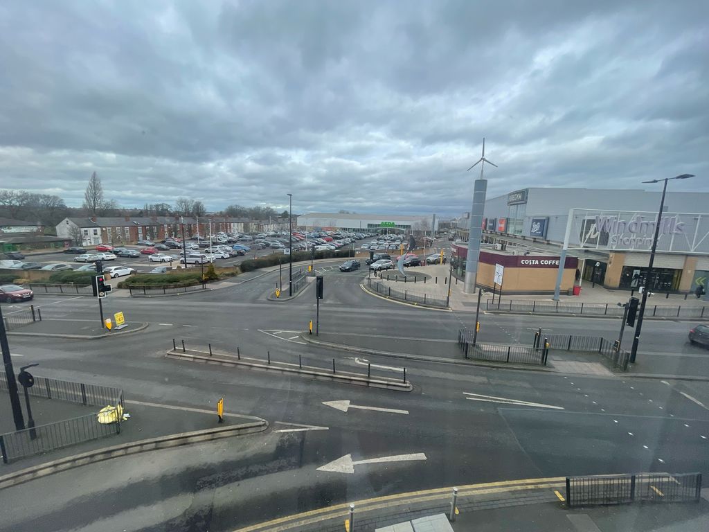 Property photo 2 of 8 Balcony