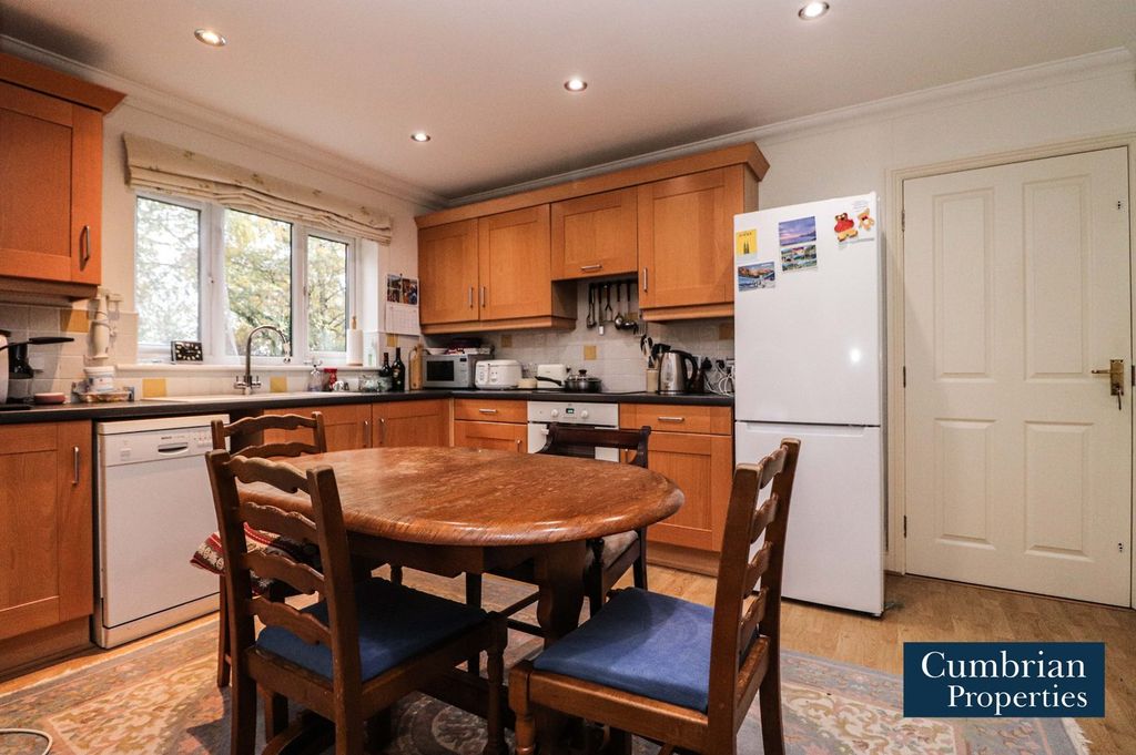 Property photo 2 of 16 Dining Kitchen