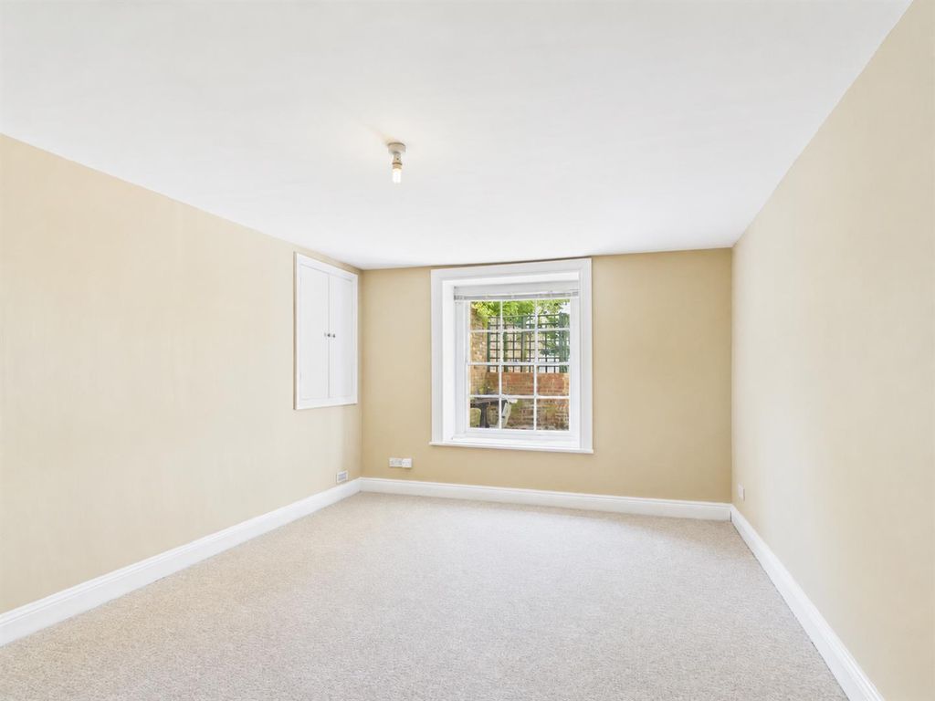 Property photo 3 of 11 Lounge.Png