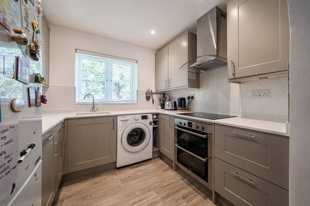 Property photo 3 of 19 Kitchen