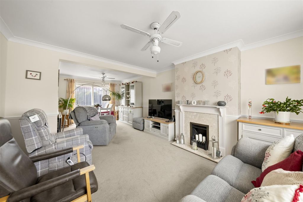 Property photo 2 of 18 liv Room