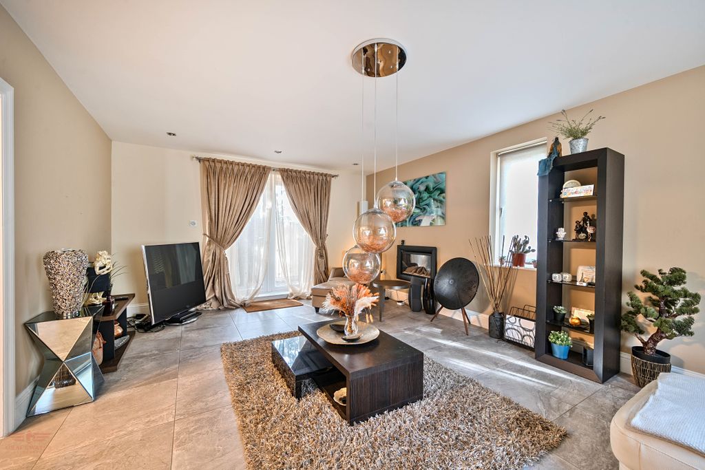 Property photo 2 of 20