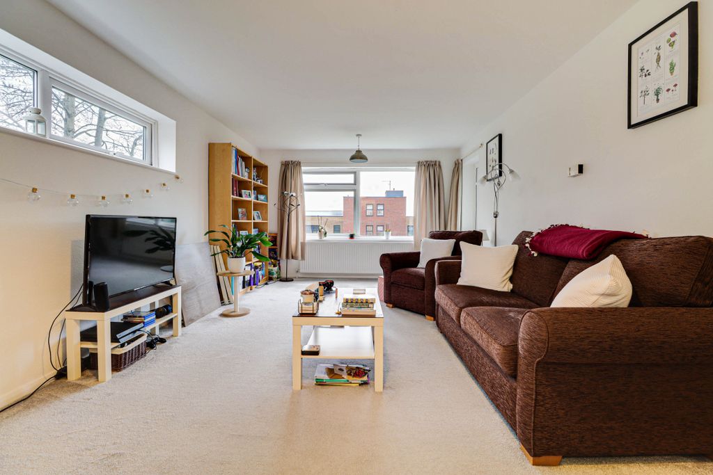 Property photo 2 of 15 Lounge