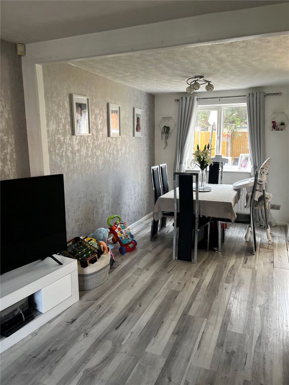 Property photo 3 of 17 Lounge