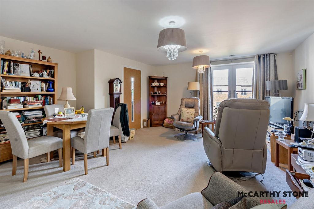 Property photo 3 of 21 8587149-Interior08-800.Jpg