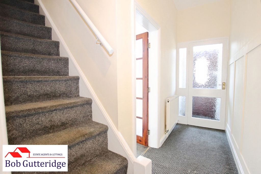 Property photo 3 of 27 Entrance Hall