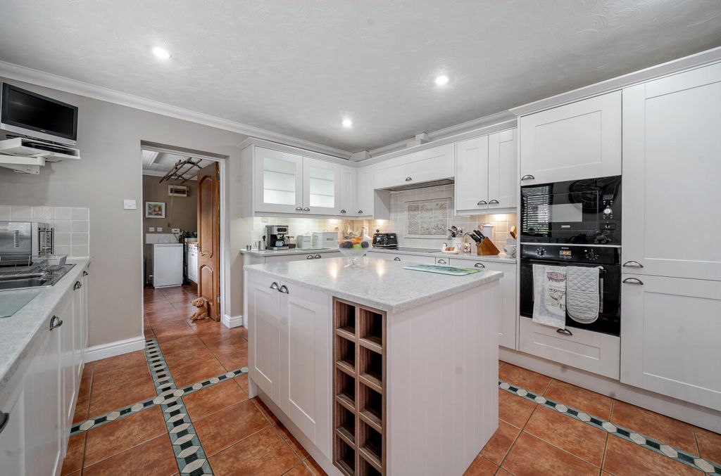 Property photo 2 of 12 22-682335Ef8Be56-...