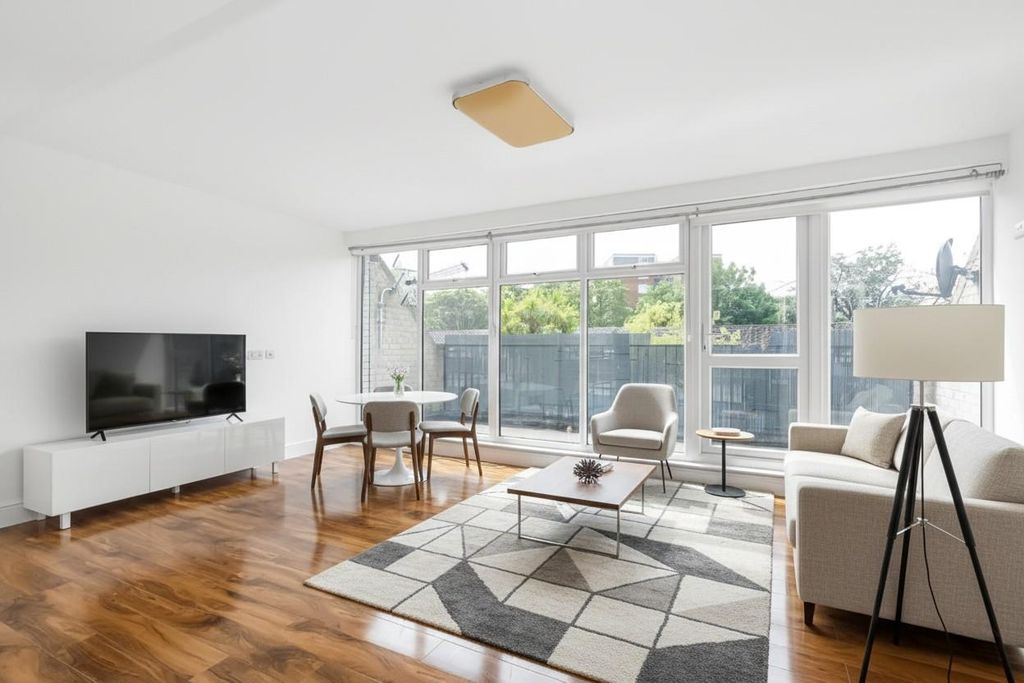 Property photo 1 of 10 Lounge.Jpg