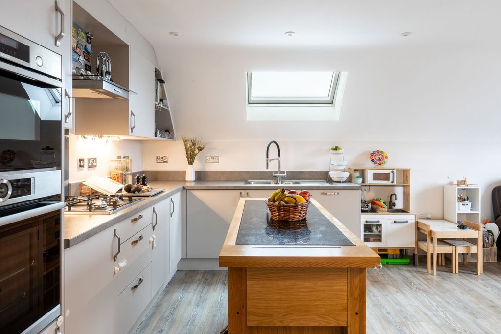 2 bed flat for saleGodstone RH9 photo 4