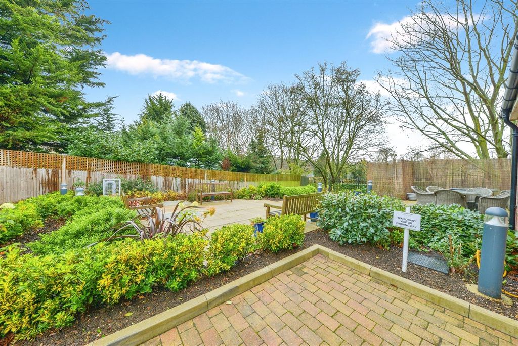 Additional image 16 of 2 bed flat for saleGreat North Road, Hatfield AL9