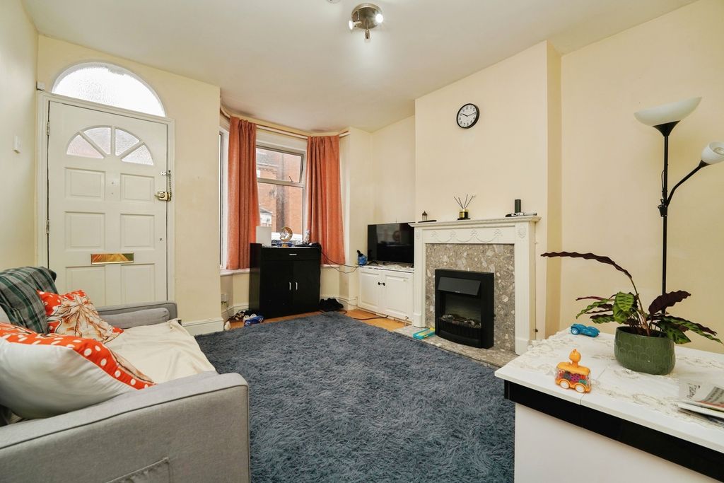 Property photo 3 of 17 Lounge