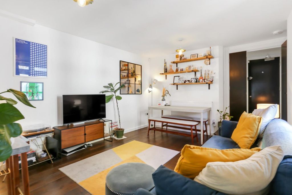 Property photo 3 of 18 Kitchen/Reception