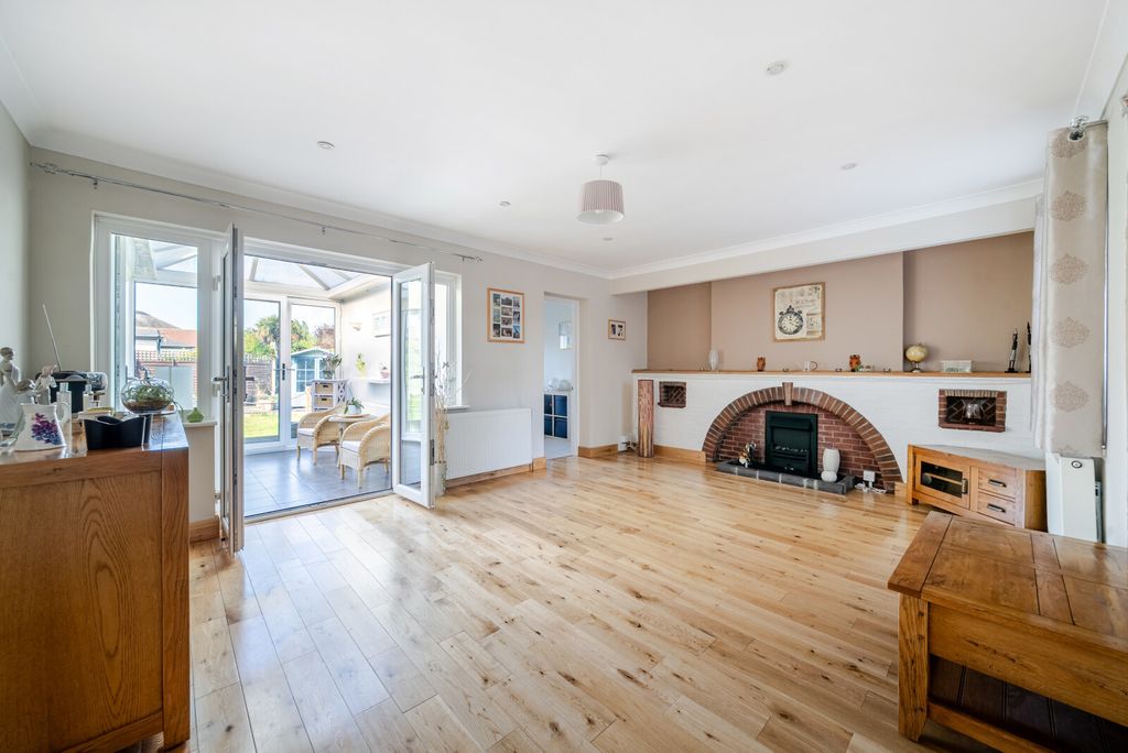 Property photo 2 of 17 1448835-19-69E8Fd...
