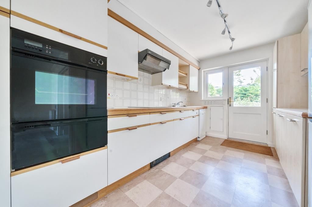Property photo 3 of 9 Kitchen