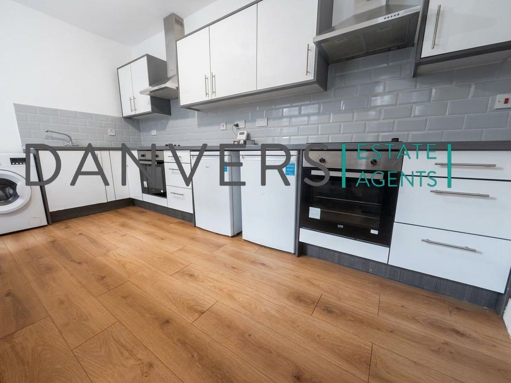 Property photo 1 of 11 Kitchen.