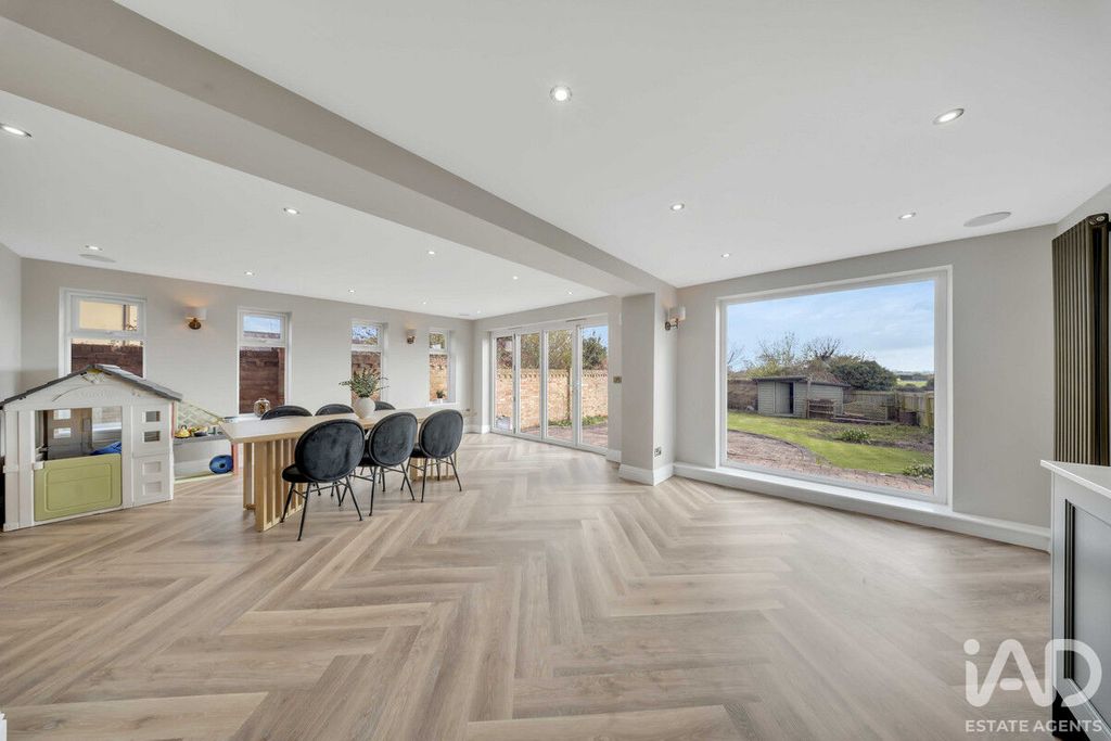 Property photo 3 of 43