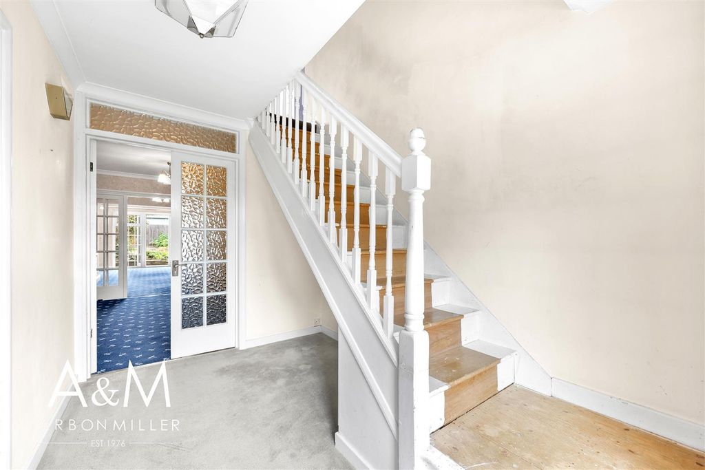 Property photo 3 of 23 Entrance Hall