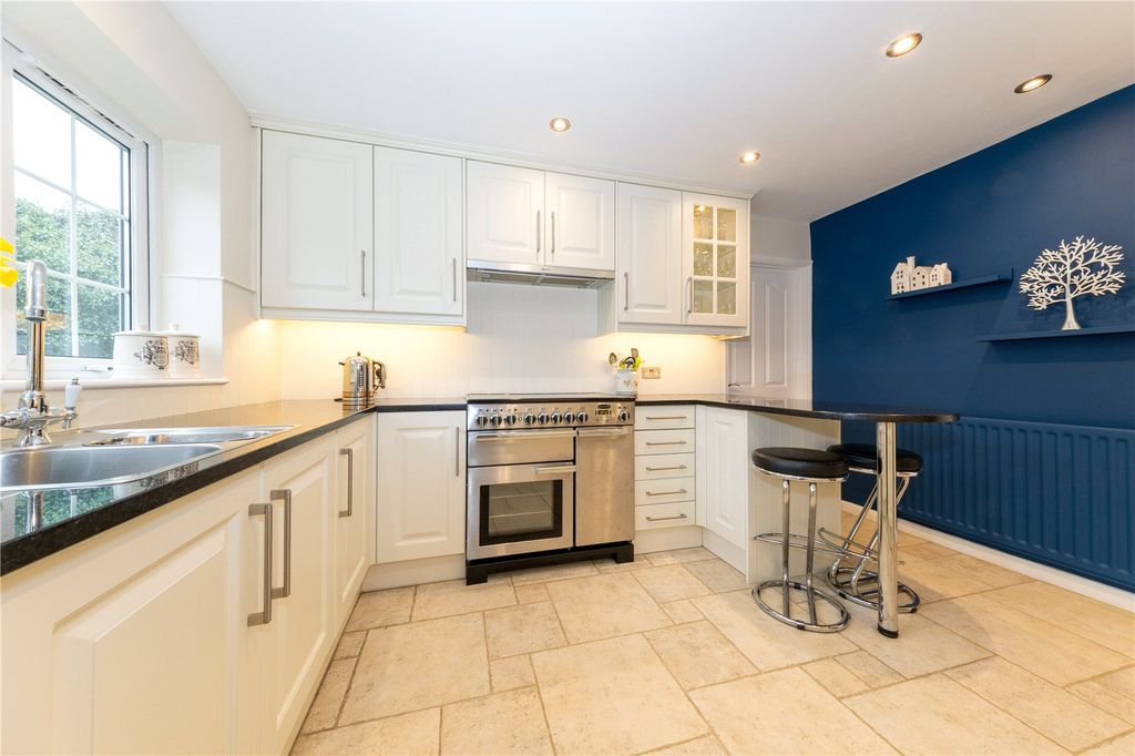 Property photo 3 of 19 Kitchen