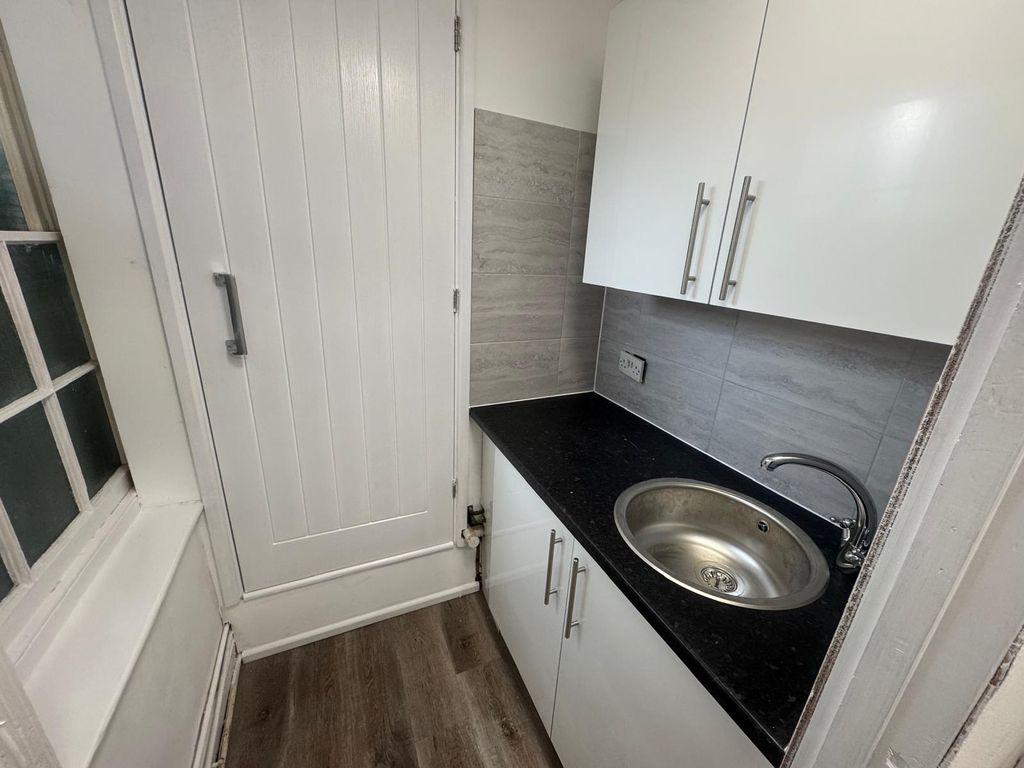 Property photo 3 of 7 Kitchen 