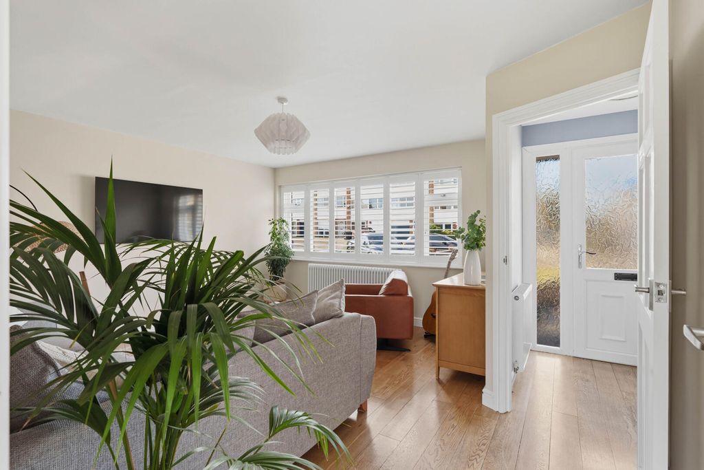 Property photo 3 of 27 Living Room