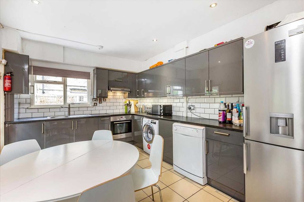 Property photo 2 of 9 Kitchen