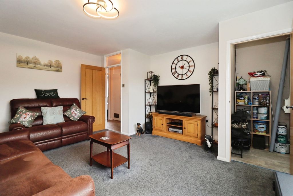 Property photo 3 of 20 Lounge