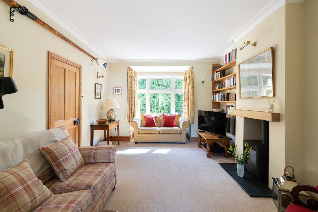 Property photo 3 of 25 Lounge